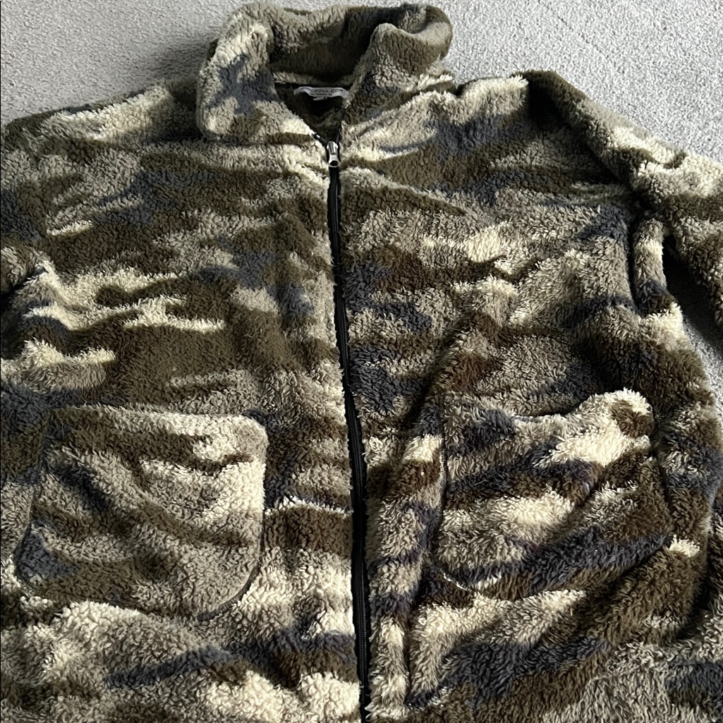 Women’s Chic Soul Camouflage Fleece Jacket. Perfect Condition. Front Pockets.